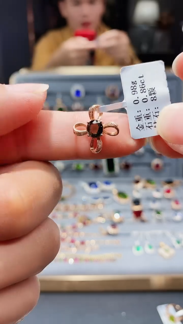 【闪购商品】碧玺颈饰18K金镶嵌0.86.