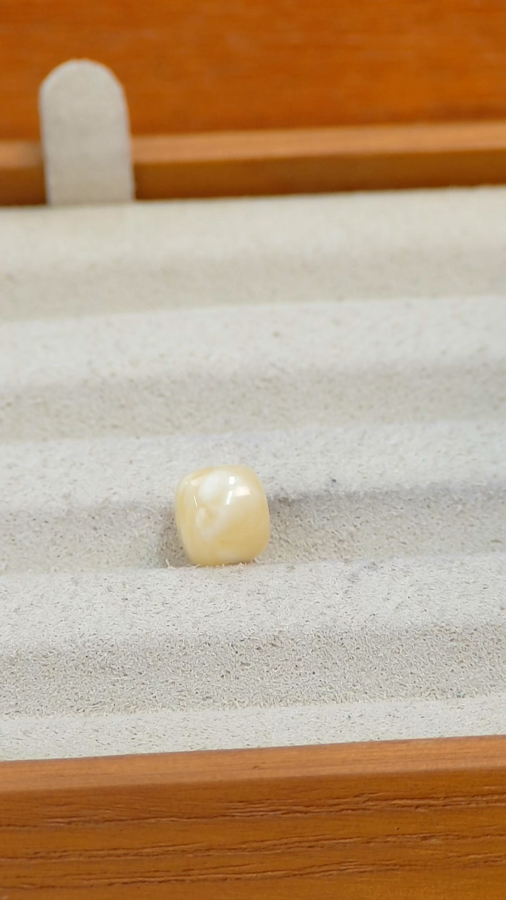 【闪购商品】蜜蜡裸石未镶嵌俄料微瑕8MM0.378克