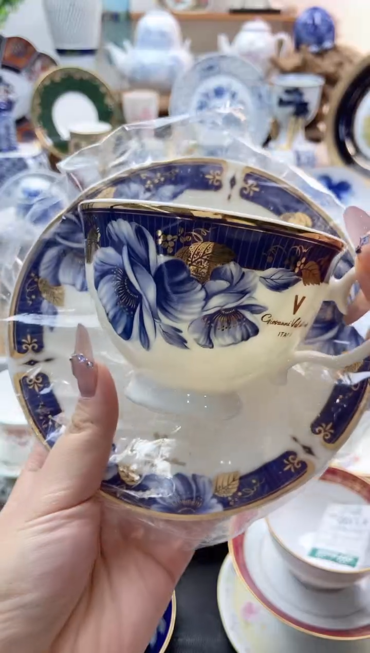 瓷片全新意大利华伦天奴谨慎参拍，防伪帖撕毁无售后