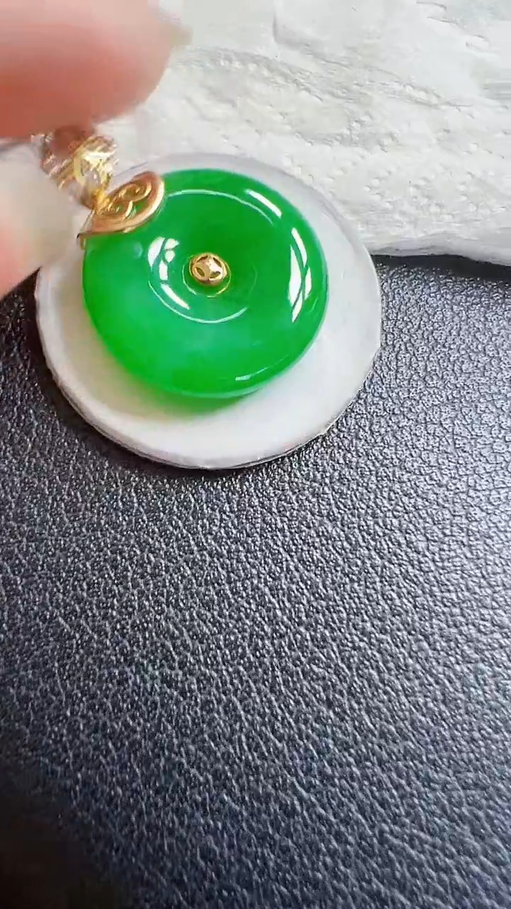 颈饰18K金镶嵌翡翠扣