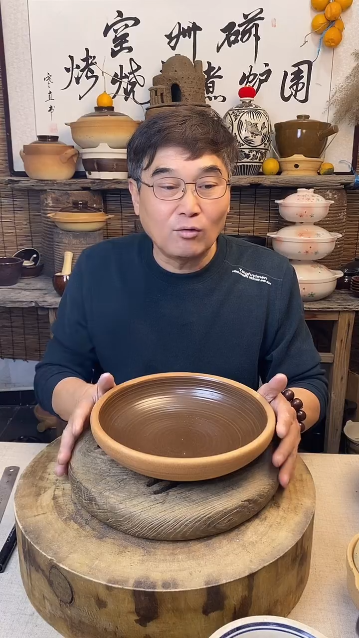 陶土口径26cm复古土菜钵（无盖）