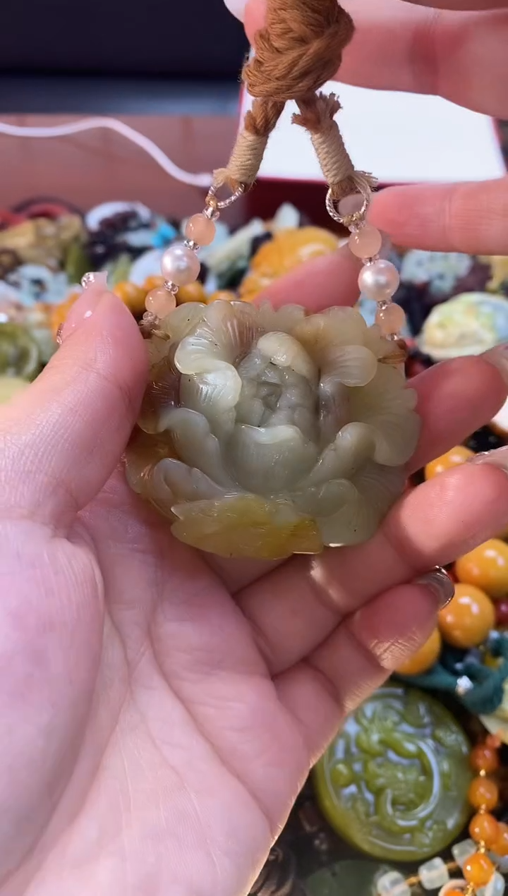 未镶嵌蛇纹石玉吊坠     