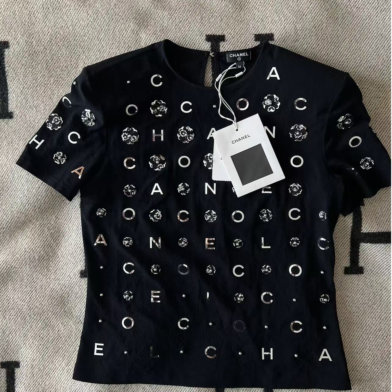 99新 Chanel/香奈儿 21年春夏走秀款字母亮片钉珠真丝短袖 34码