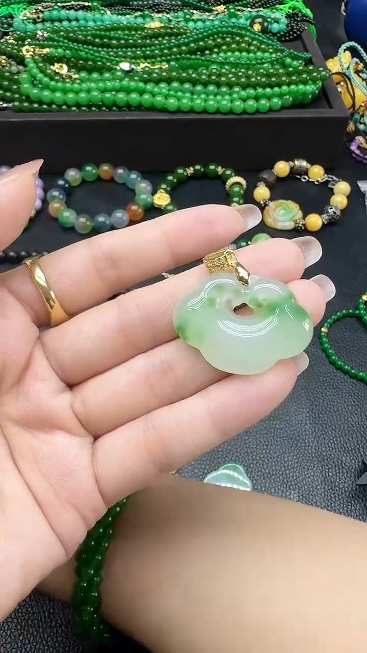 翡翠未镶嵌颈饰白底青祥云