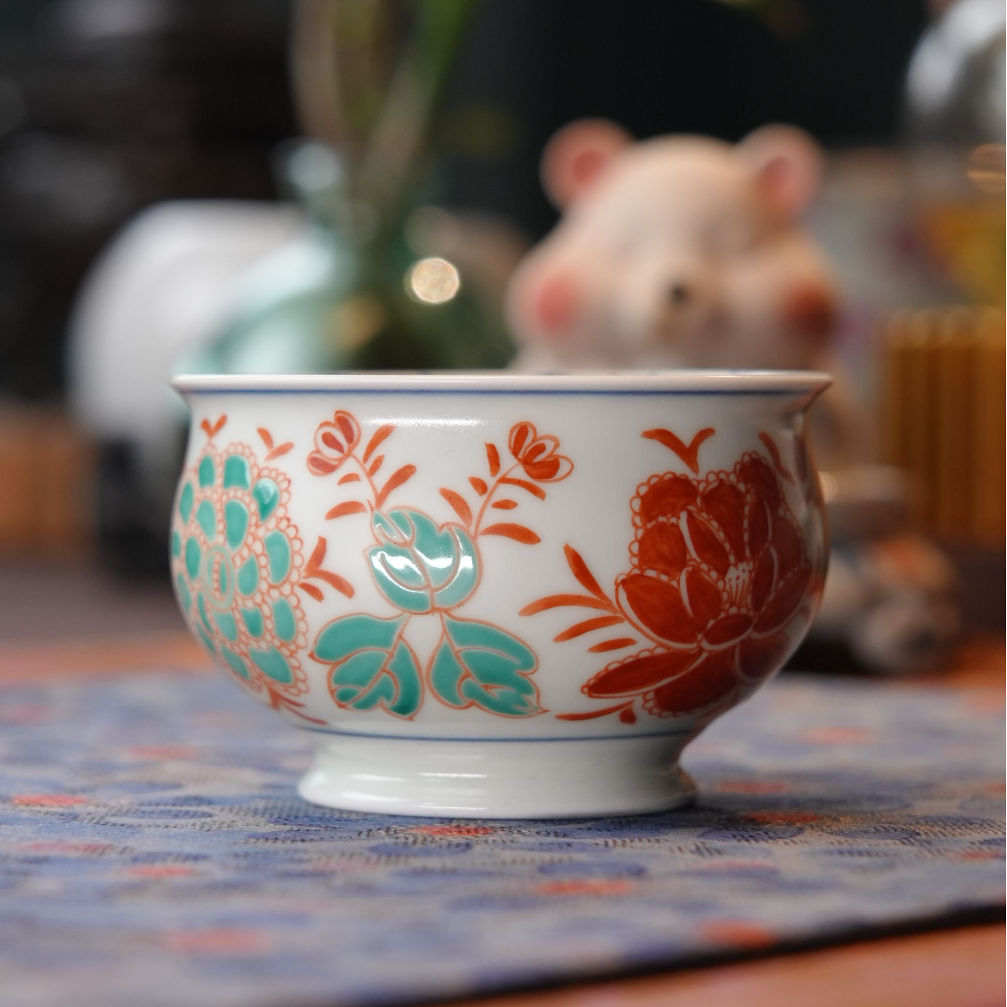 红绿彩四项牡丹儒士杯「雨溪山房」100cc