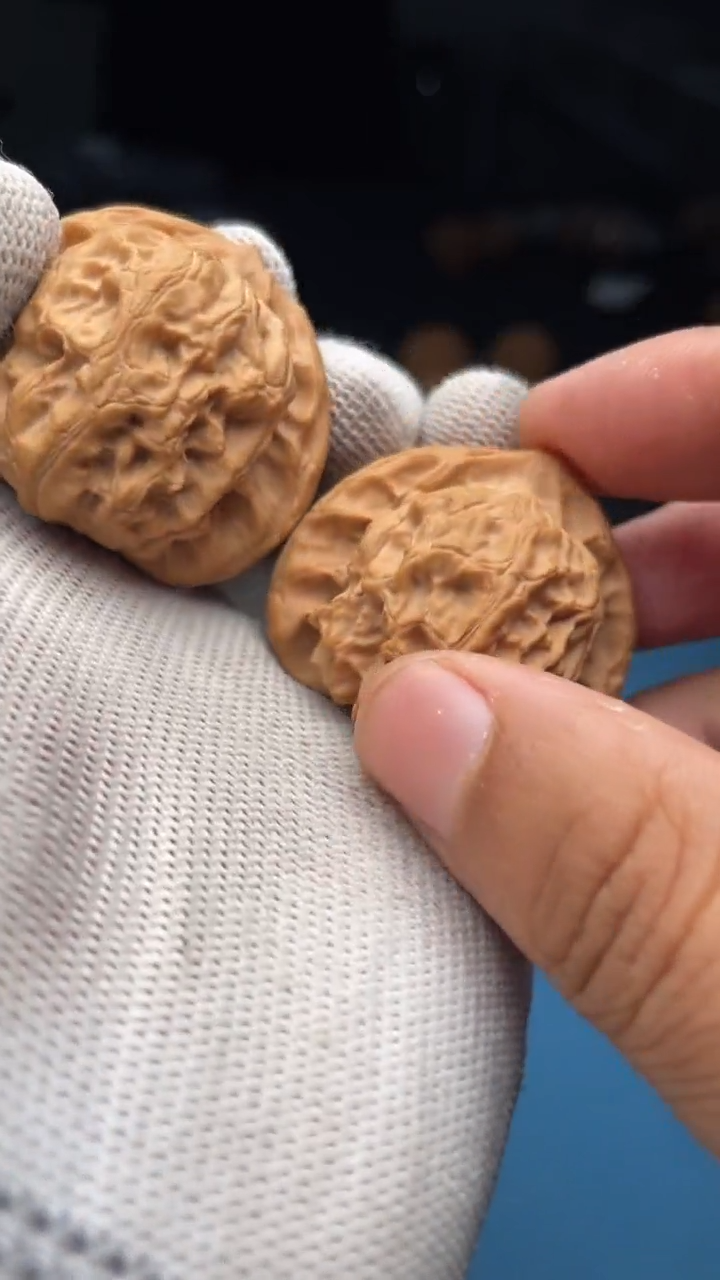 桃核把件A065   梨木台   38