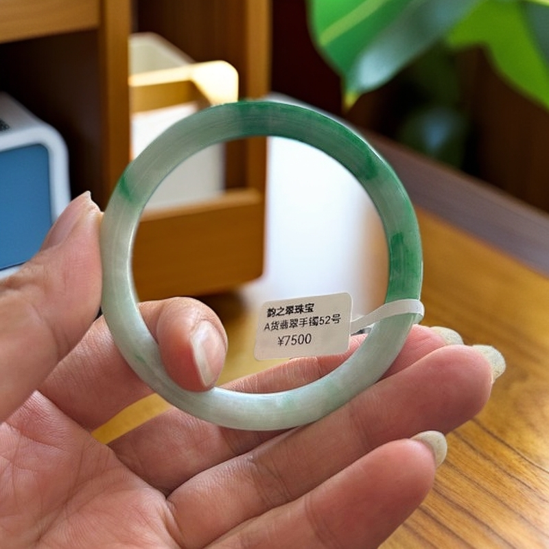 天然A货老坑缅甸翡翠手镯52圆条6.3*6.8阳绿飘花糯冰白底青