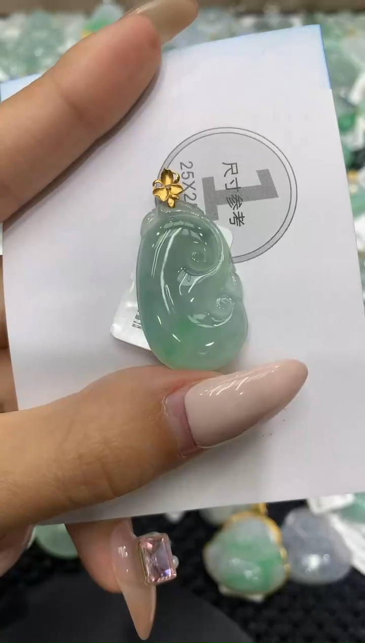 颈饰18K金镶嵌翡翠111111111111