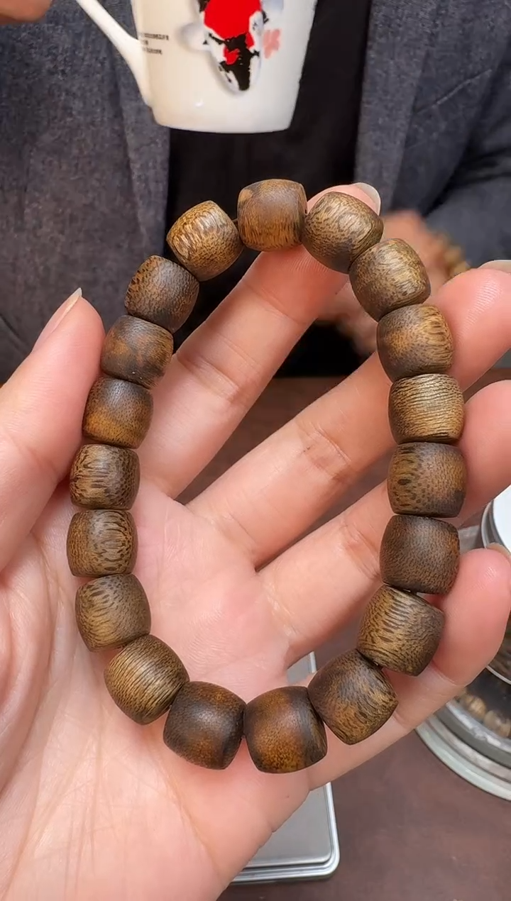 沉香手串莺歌绿奇楠鼓珠单圈1.1的13克+