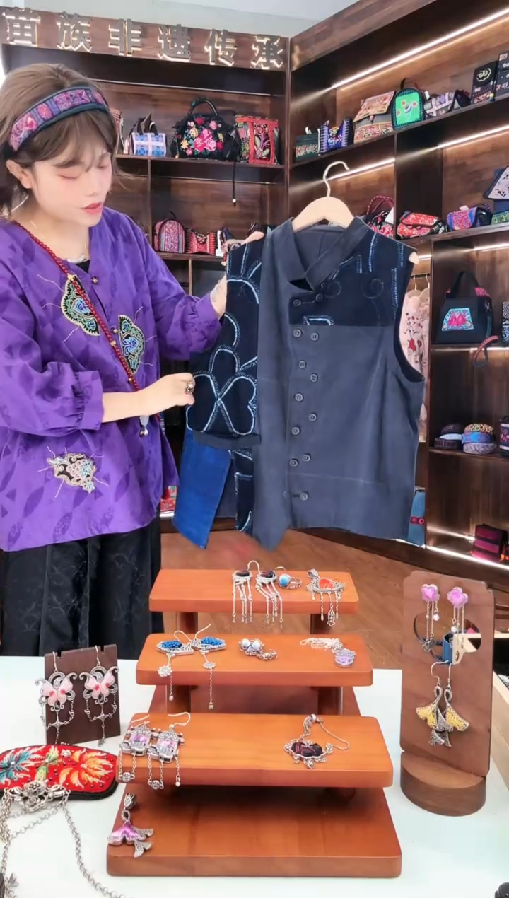 【闪购商品】织绣L34蚩梦苗族古绣