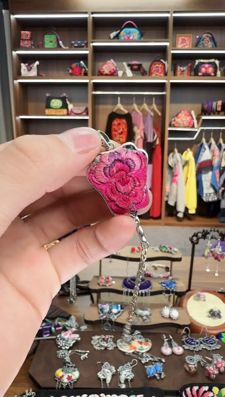 【闪购商品】织绣111蒙阿苏苗绣传承