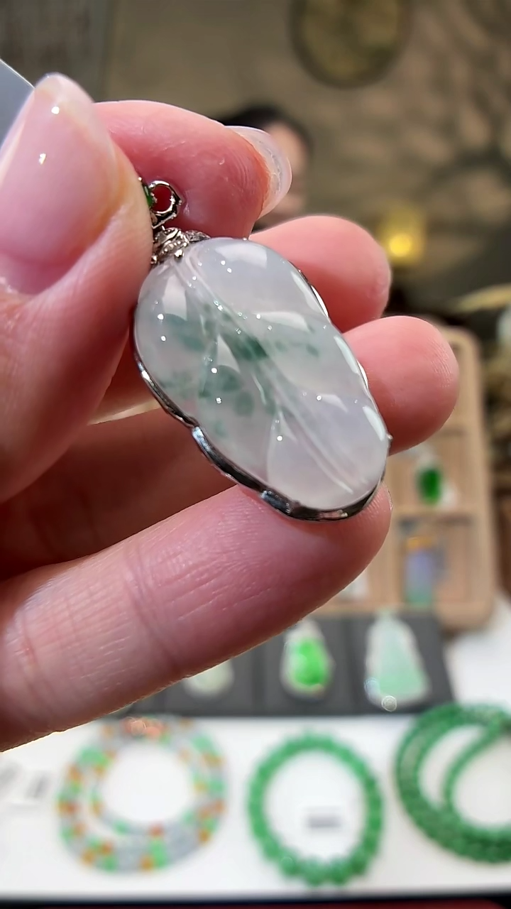 颈饰18K金镶嵌翡翠叶子