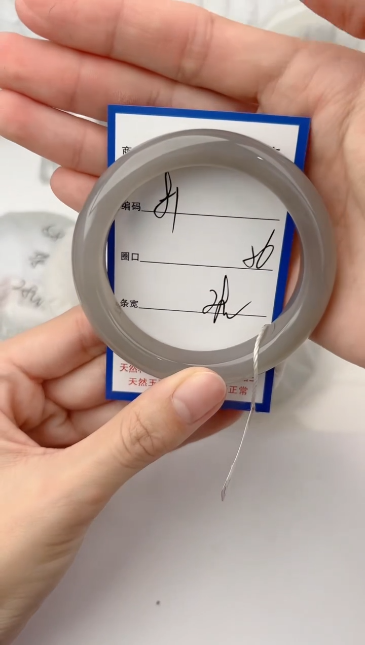 未镶嵌手镯和田玉81颜色微差无瑕疵