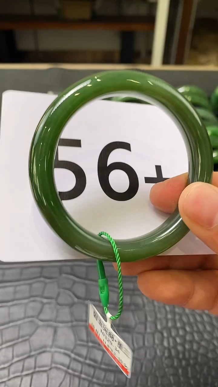 【闪购商品】和田玉碧玉手镯56.4未镶嵌一个