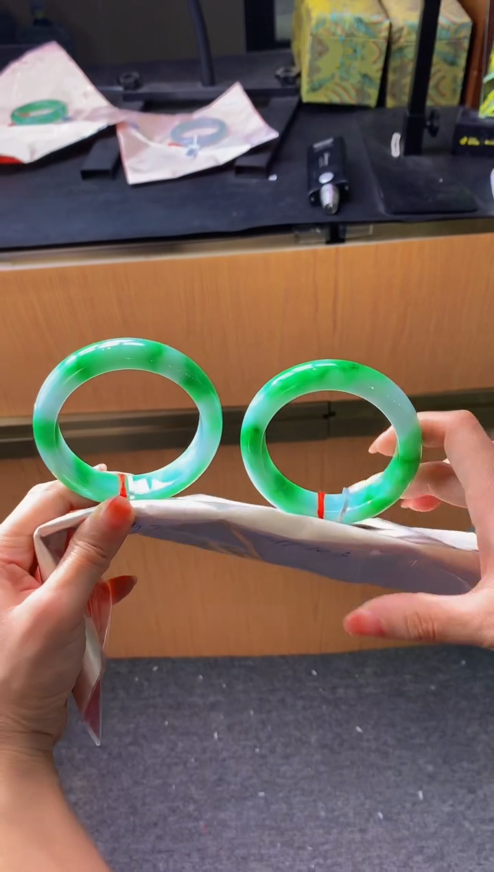 未镶嵌手镯翡翠- F121圈口 58.5全款60万 定金2万（一只30万）