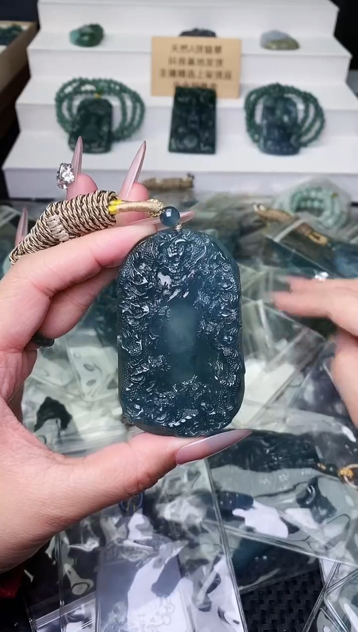 颈饰未镶嵌翡翠 