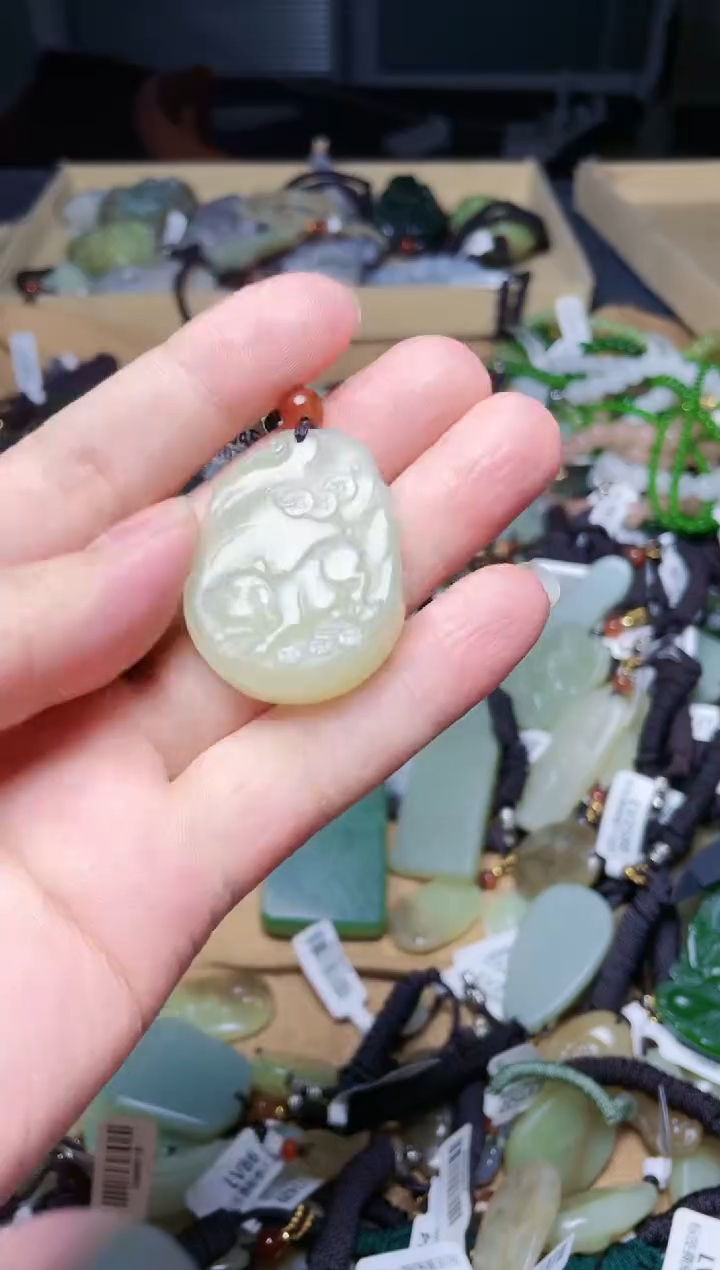 颈饰未镶嵌和田玉1