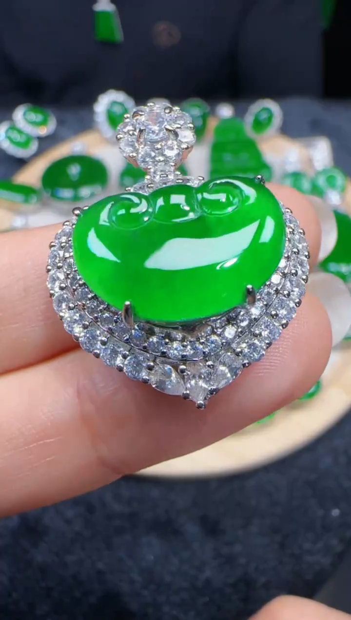 未镶嵌定制翡翠翡翠吊坠82