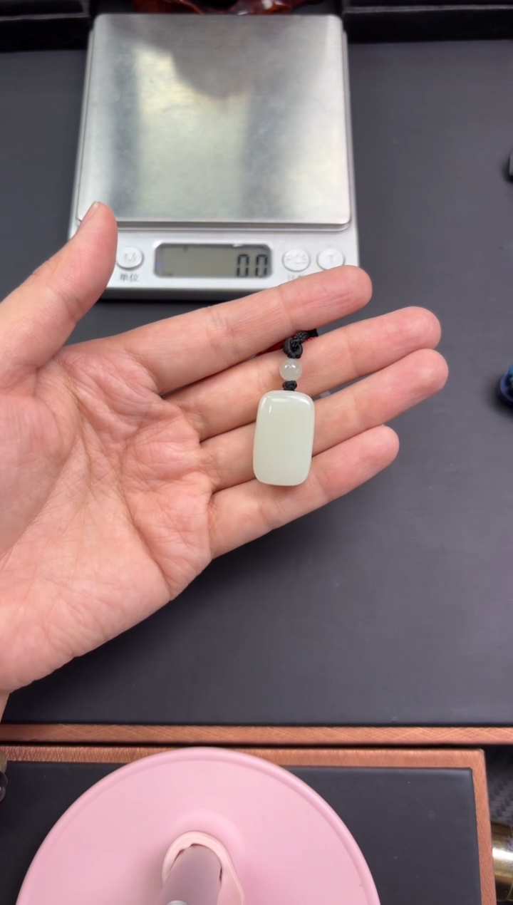 【闪购商品】和田玉吊坠(赠链)未镶嵌且末微色差迪克兰吊坠