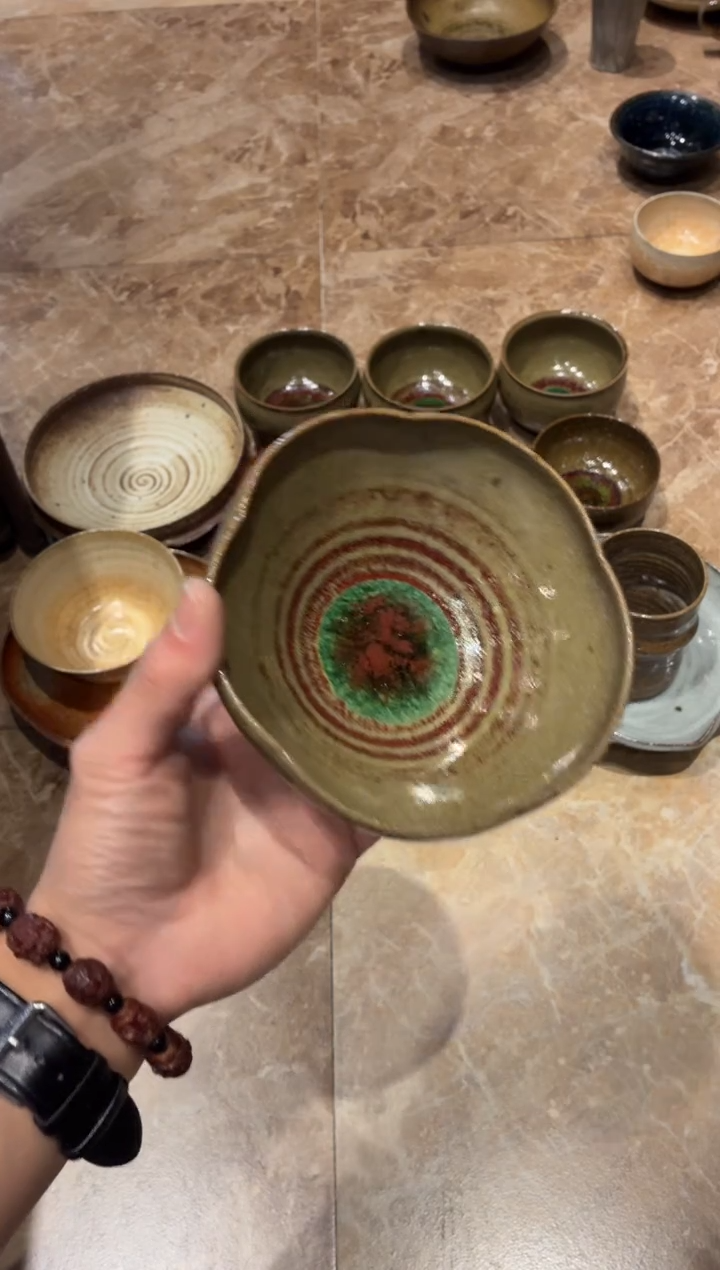 瓷片1*6371，陶泥红棕荷口碗1个