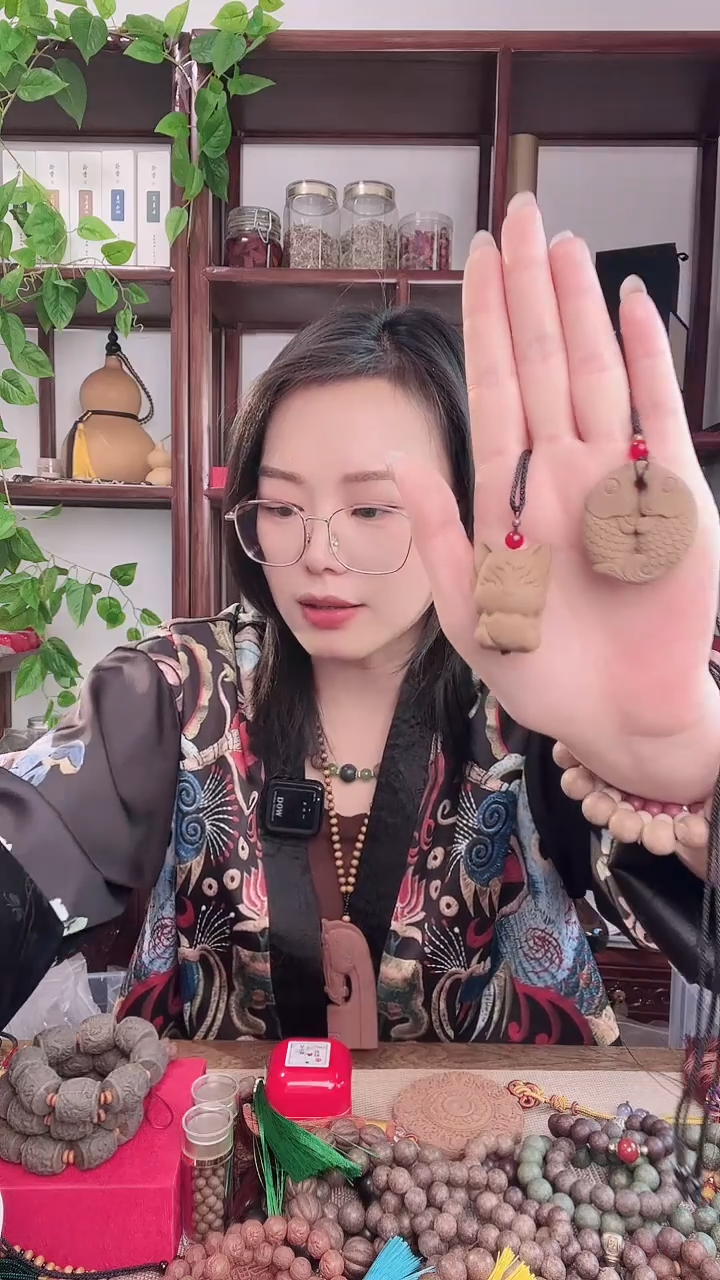珠串金凤玉露的爱心狐和双鱼