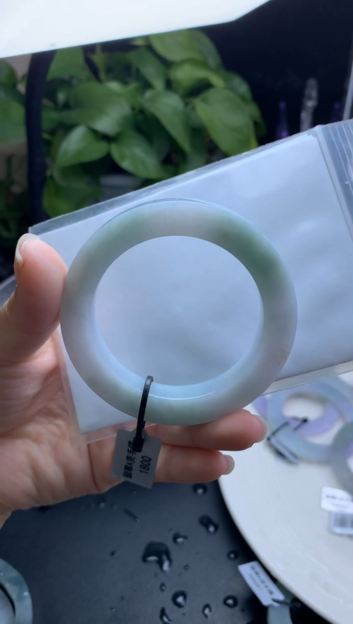 【闪购商品】定制翡翠翡翠手镯定制未镶嵌飘绿50-60
