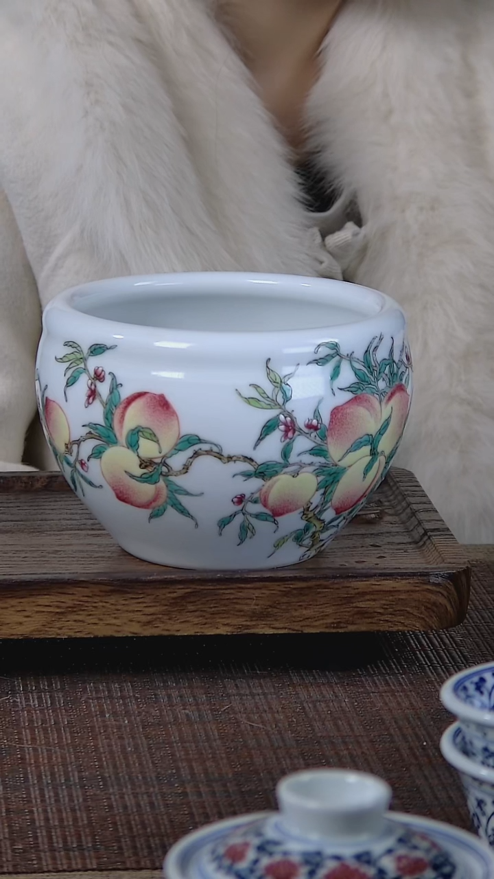 【闪购商品】折葵非器手工手绘粉彩桃莲子缸