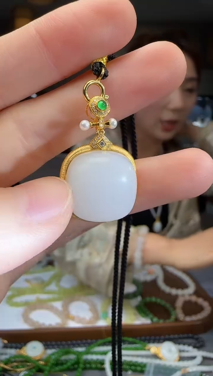 和田玉18K金镶嵌吊坠(不含链)1