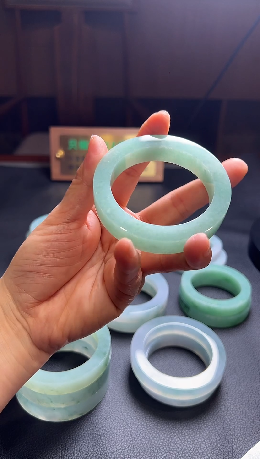 未镶嵌翡翠手镯定制翡翠胡*林满绿