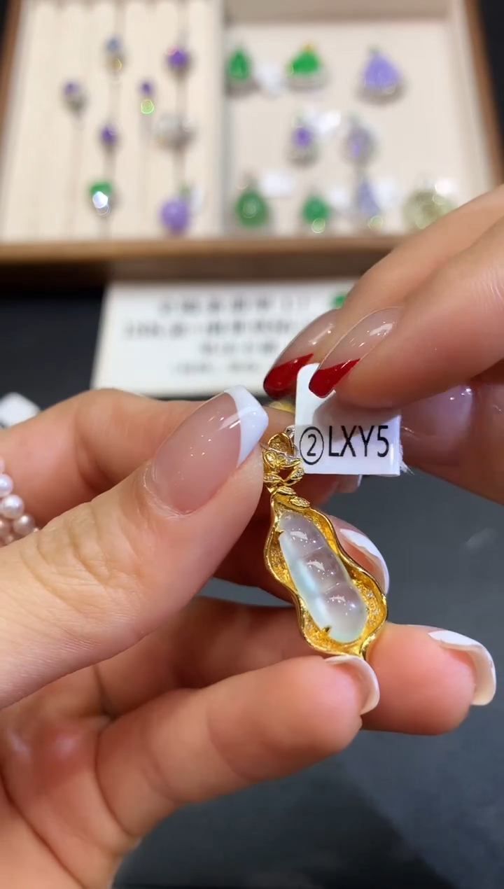 翡翠18K金镶嵌吊坠(不含链)LXY2668多样性发其一