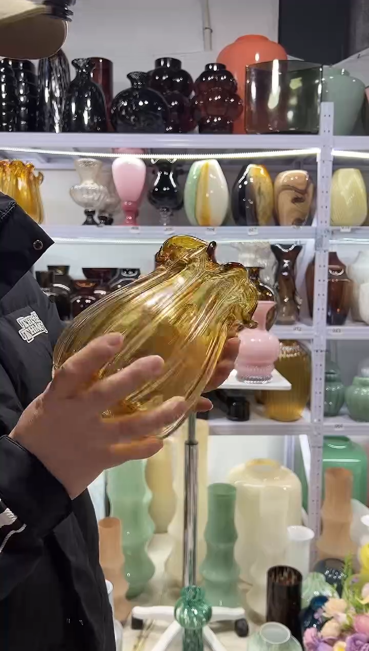 琥珀色花瓣口花瓶