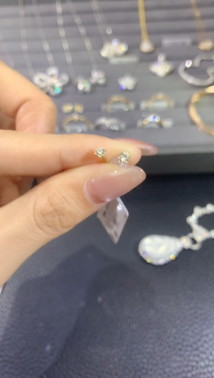 耳饰18K金镶嵌钻石A3    多样性发一对