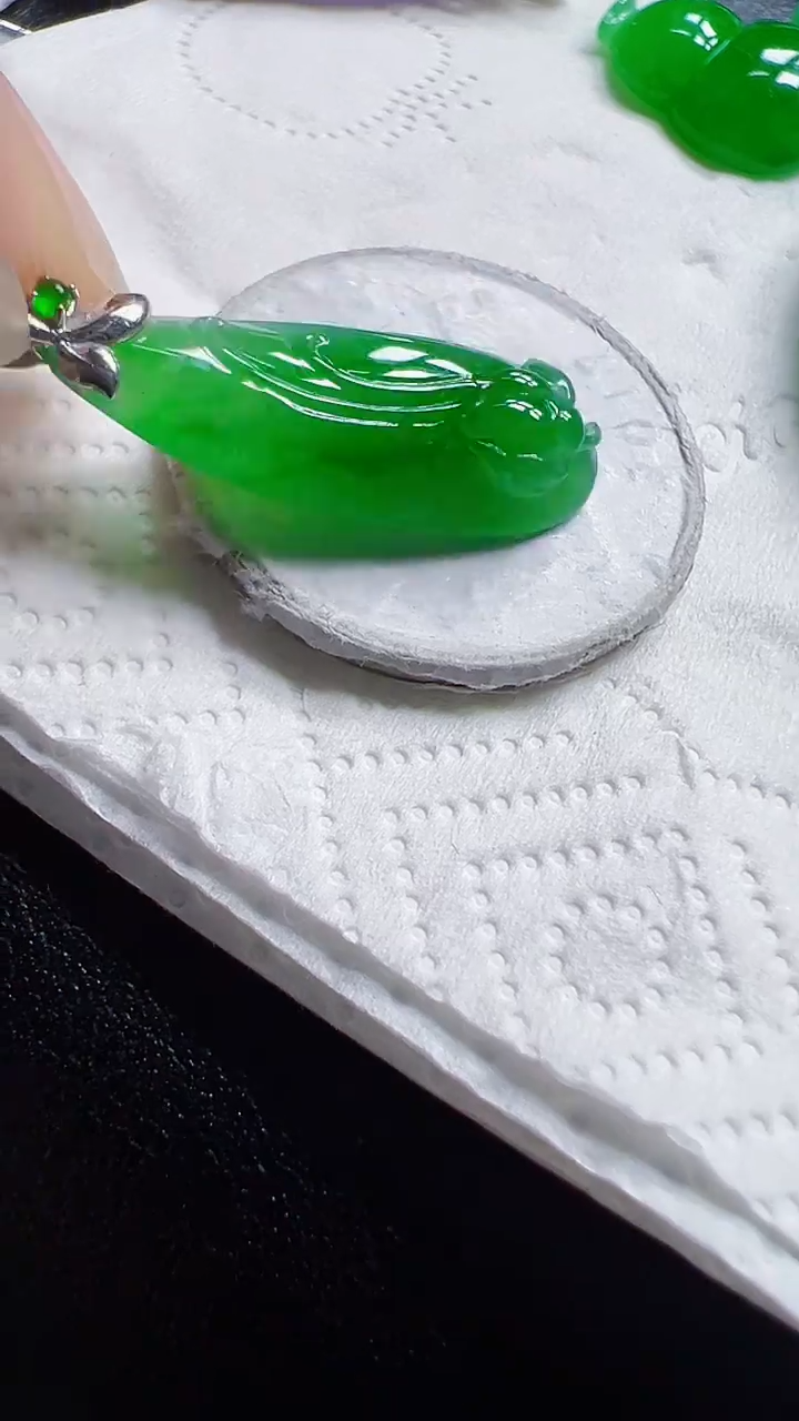 颈饰18K金镶嵌翡翠瓜