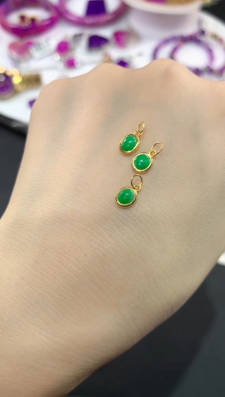 18K金镶嵌挂件翡翠提溜多样性发一