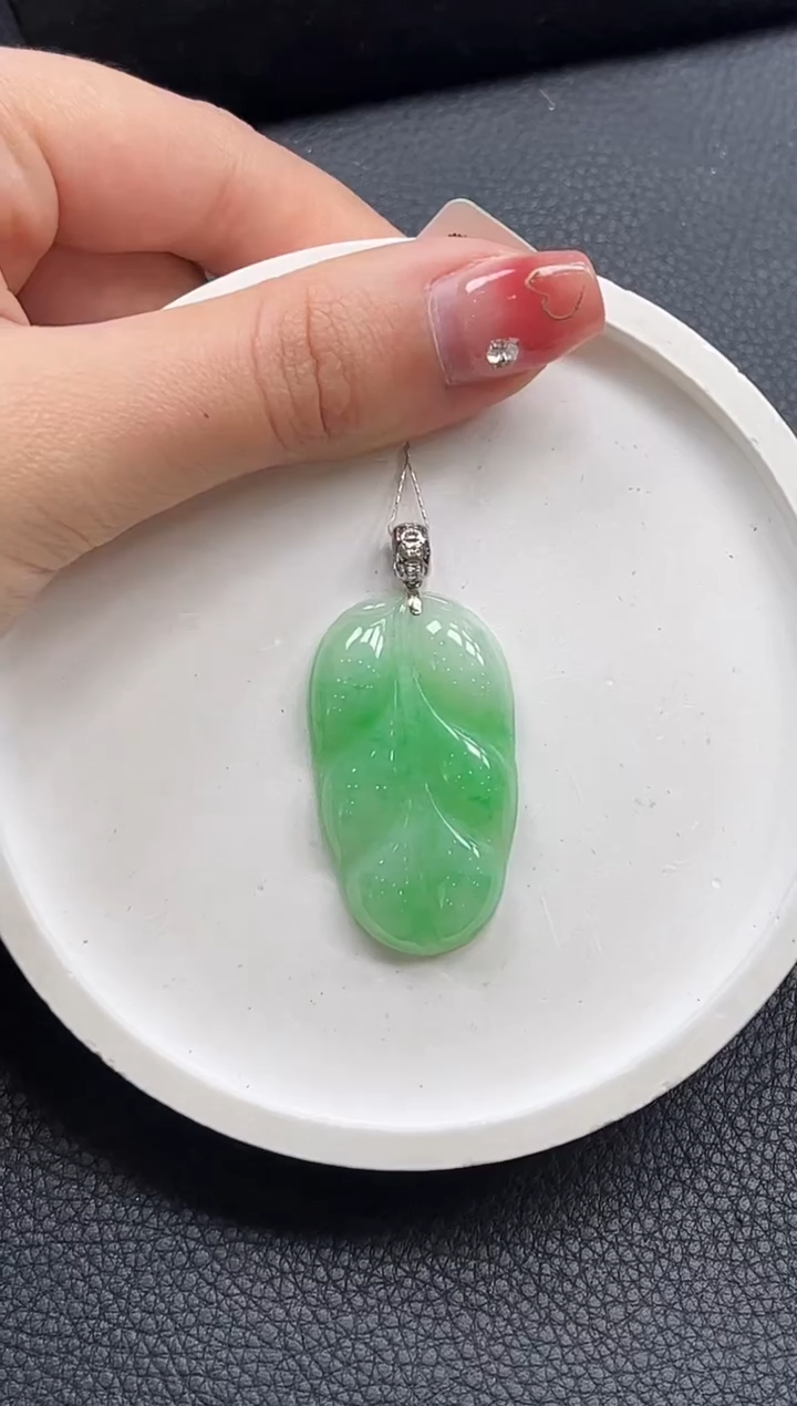 【闪购商品】翡翠颈饰18K金镶嵌叶子