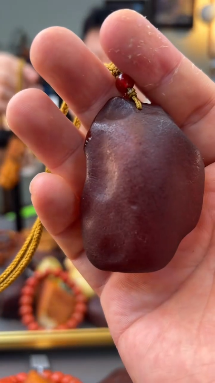 未镶嵌颈饰琥珀吊坠