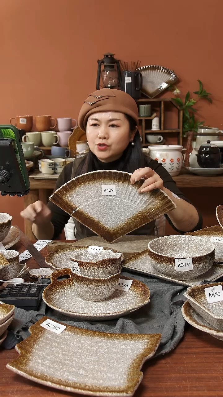 陶瓷A429 一只陶瓷粗陶扇子盘可能微瑕