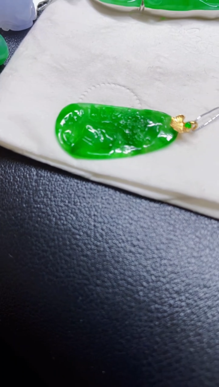 颈饰18K金镶嵌翡翠山水