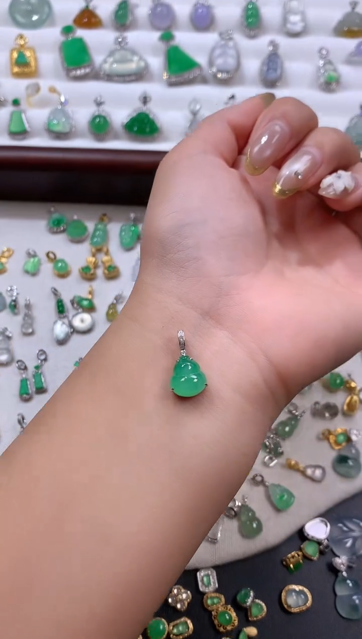 翡翠18K金镶嵌颈饰绿葫芦