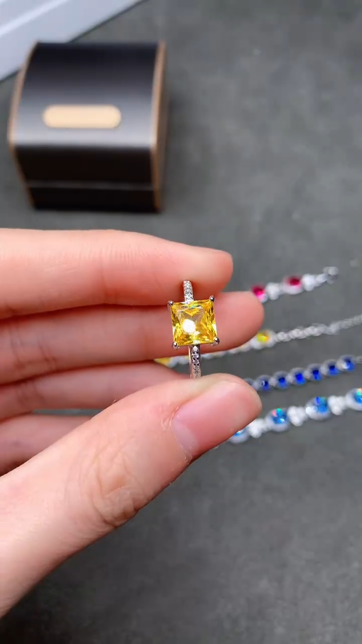 【闪购商品】彩色蓝宝石戒指银S925镶嵌......