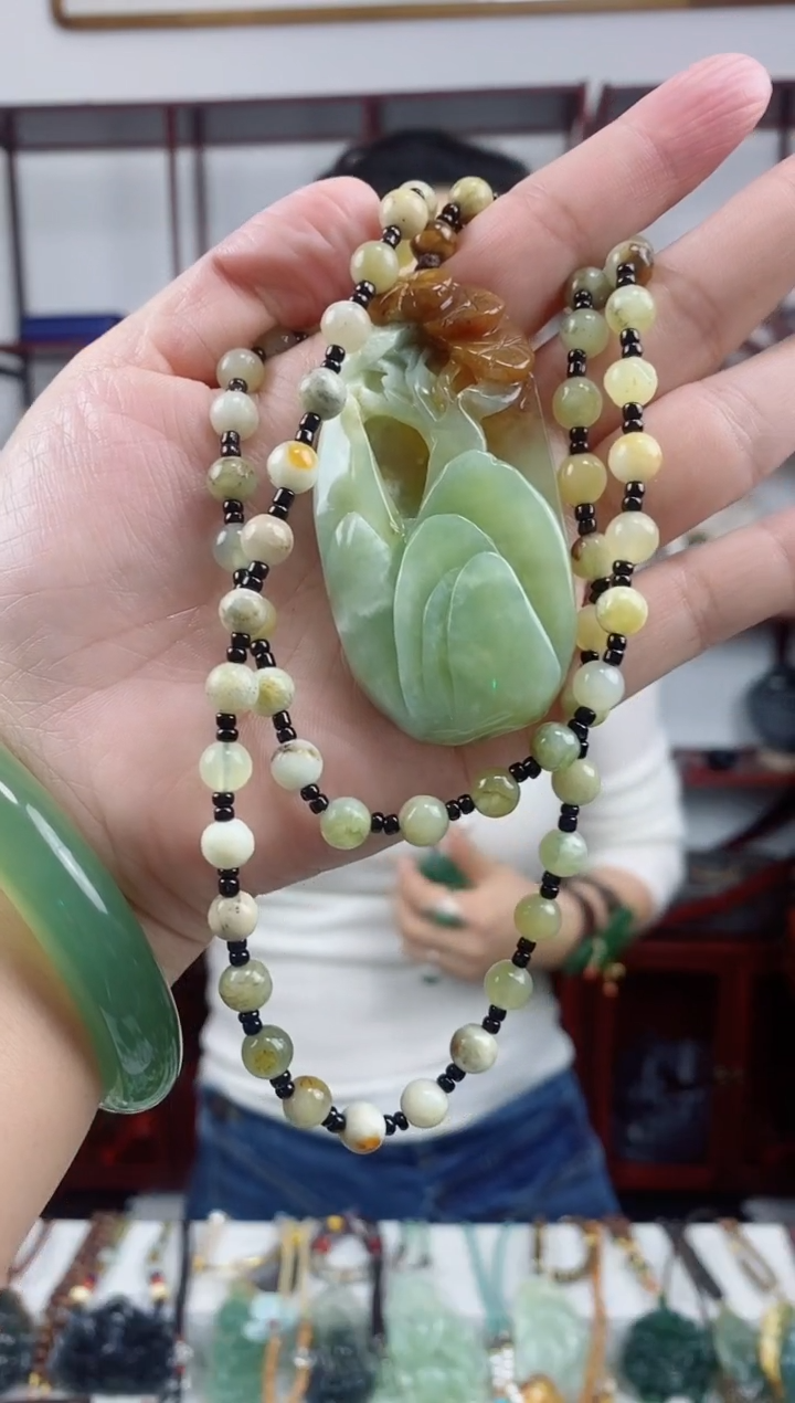 未镶嵌岫玉颈饰山水