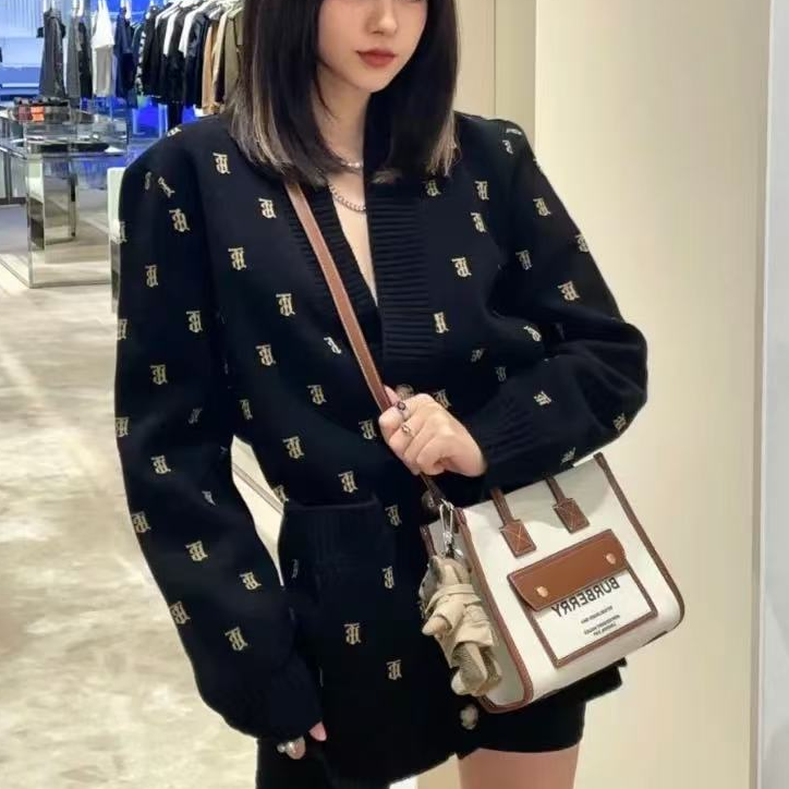 99新 BURBERRY/博柏利 02166 字母印花满印针织开衫 s码