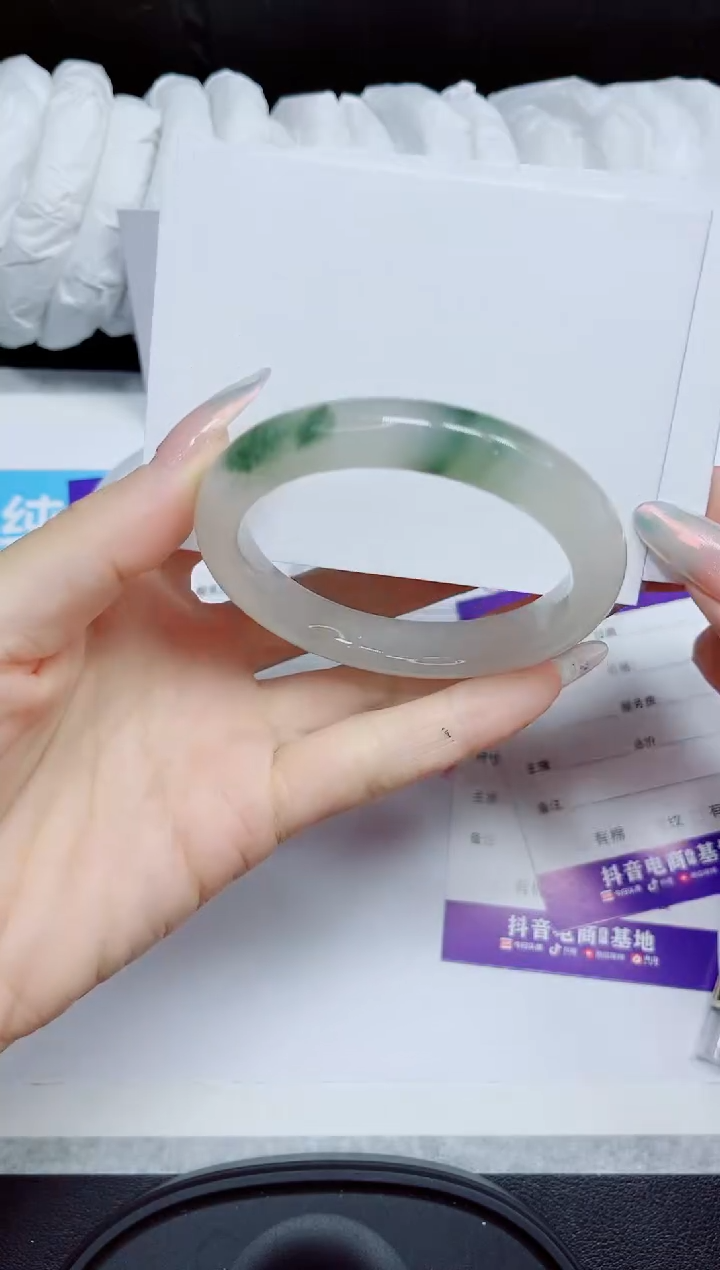 石英质玉手镯未镶嵌86.