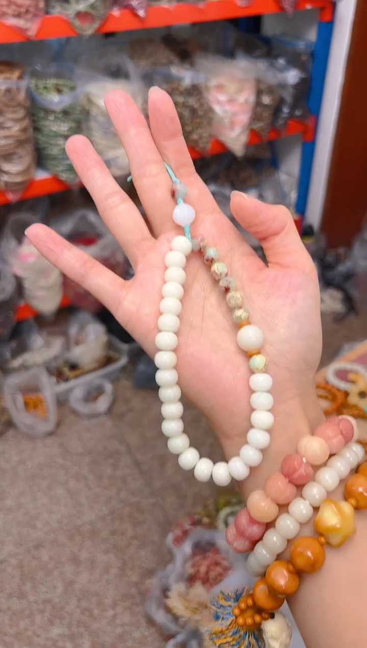 吊坠菩提根/象牙果白色手机链一条