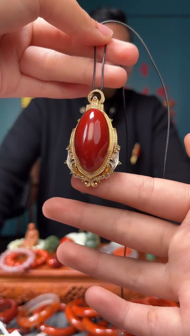 【闪购商品】南红玛瑙颈饰18K金镶嵌吊坠