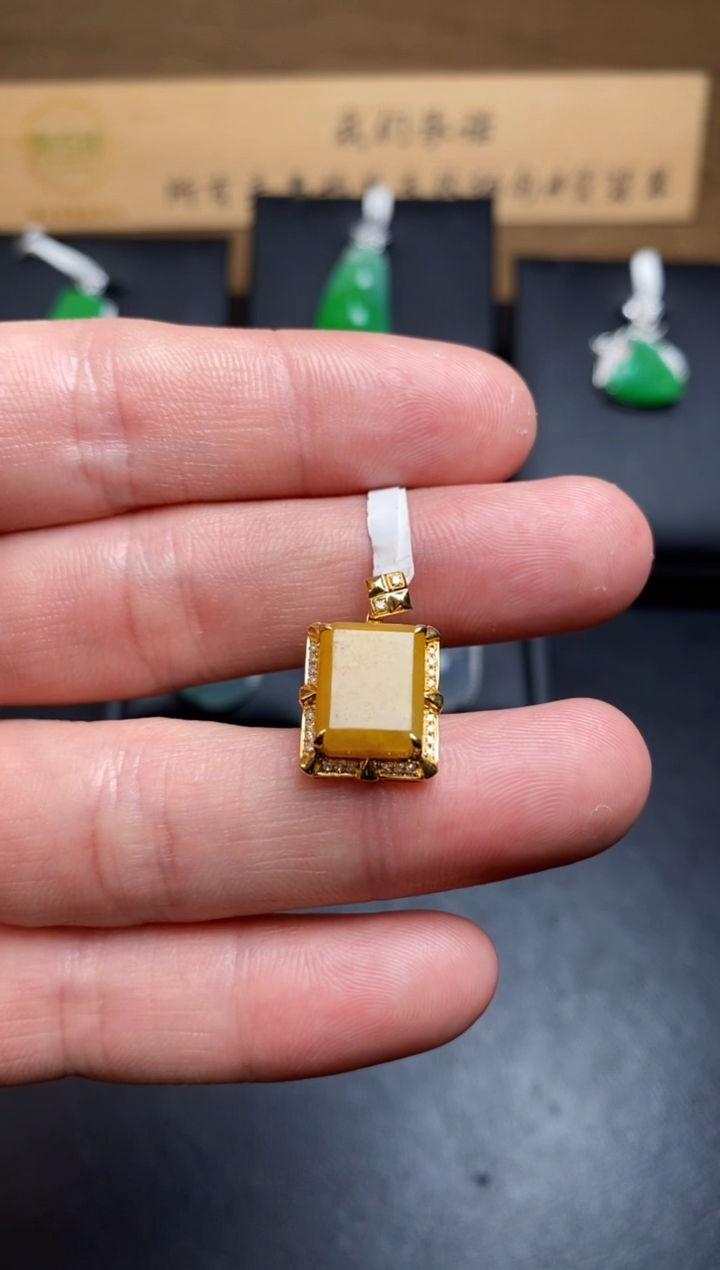 【闪购商品】翡翠颈饰18K金镶嵌翡翠