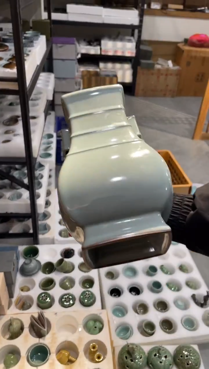 52窑承青瓷官窑四方贯耳瓶