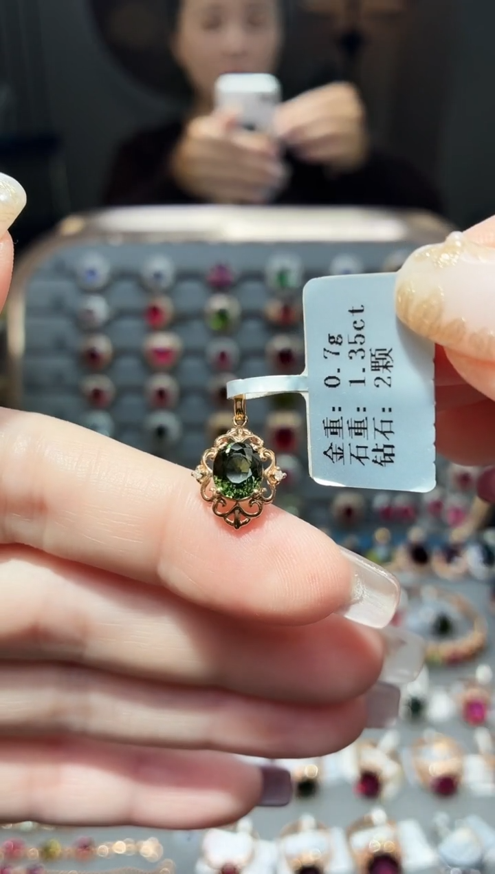 颈饰18K金镶嵌碧玺1.35