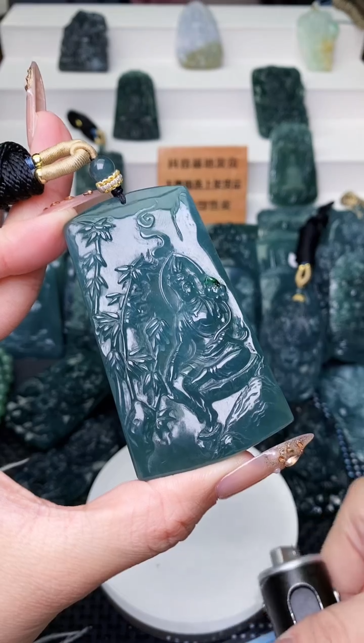 颈饰未镶嵌翡翠 