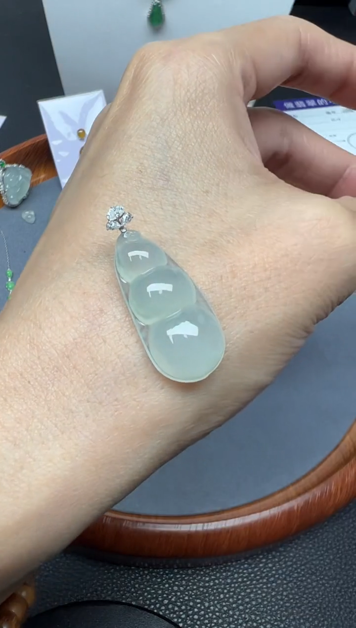 颈饰18K金镶嵌翡翠（3号链接）纯天然A货缅甸翡翠豆子（豆子）